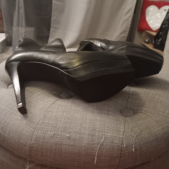 Stuart Weitzman - Picture 2 of 3